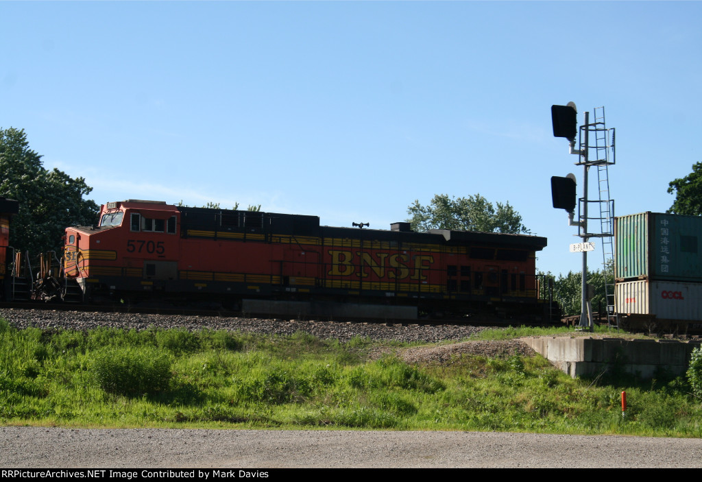 BNSF 5705